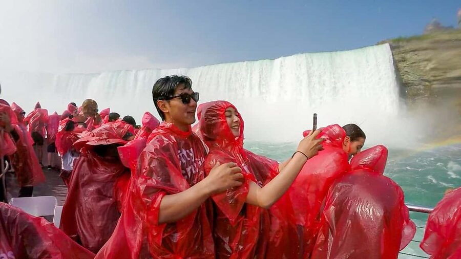 Niagara Falls Exclusive Walking Tour: Voyage to the Falls - The winter version from December through April