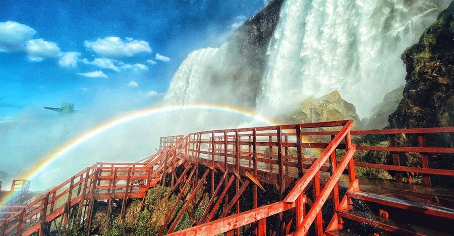 Niagara Falls: Maid of the Mist & Cave of the Winds Tour - The guides make the real difference