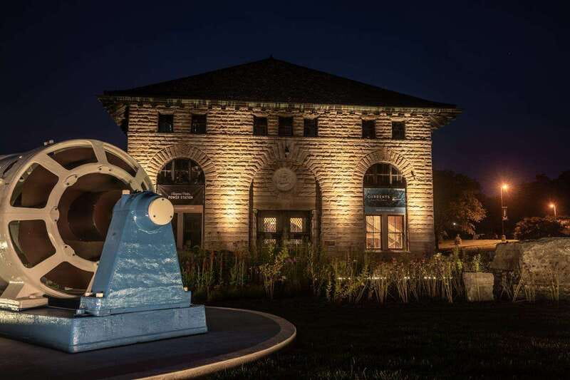 Niagara Falls: Night Tour w/ 3 Course Dinner & Light Show - A small van and a guide who shapes the night