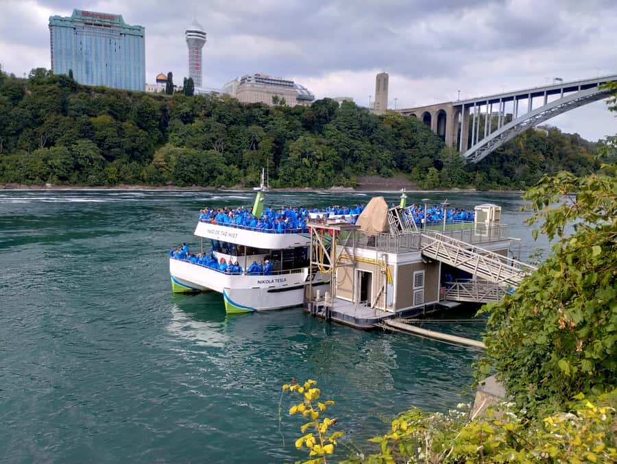 Niagara Falls: Private Guided Tour with Trolley Ride - The Canadian side and planning across the border