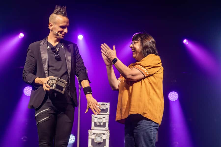 Niagara Falls, USA: Magic Theatre - Illusionist Leon Etienne - Why the Small Theatre Matters