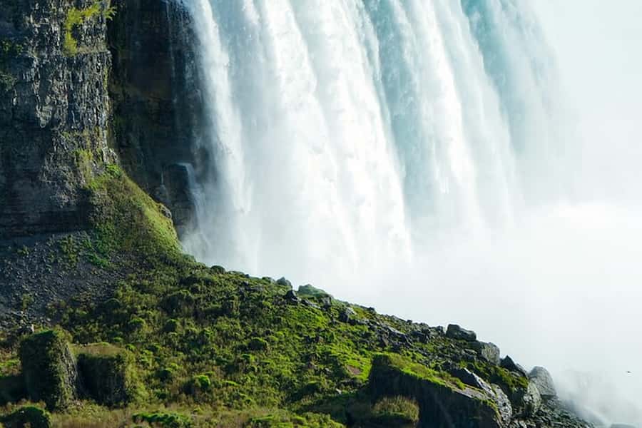 Niagara Falls USA: Niagara in a Glimpse with Boat & More - Luna Island brings you close to the water