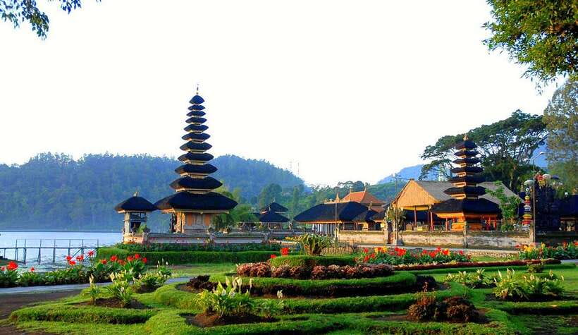 North Bali: Private Day Tour with Banyumala Waterfall - Ulun Danu Bratan Temple brings a quieter pause