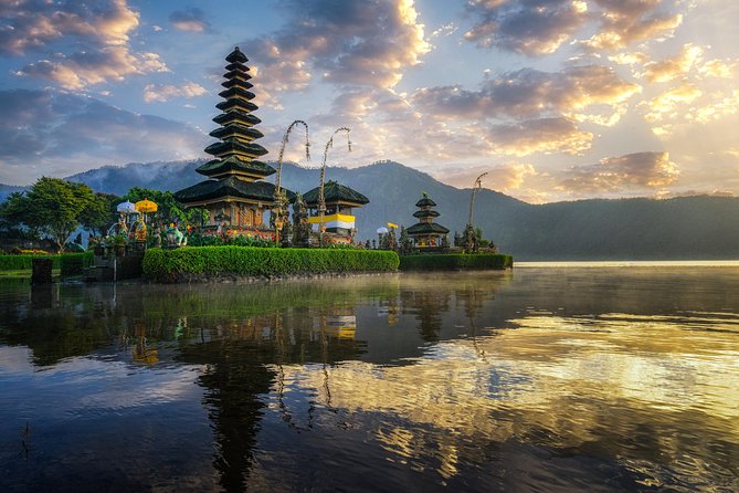 North Bali: Sekumpul Waterfalls and Ulun Danu Temple Tour - Lunch near cool Lake Beratan