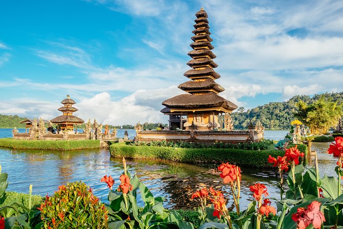 North Bali: Sekumpul Waterfalls and Ulun Danu Temple Tour - Ulun Danu Bratan Temple beside the lake
