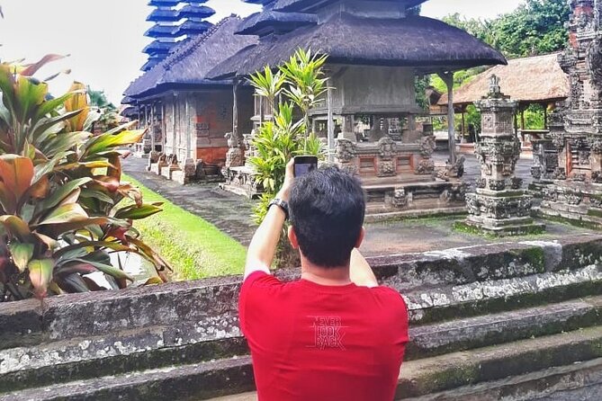 North Bali: Sekumpul Waterfalls and Ulun Danu Temple Tour - What to pack for a wet mountain day