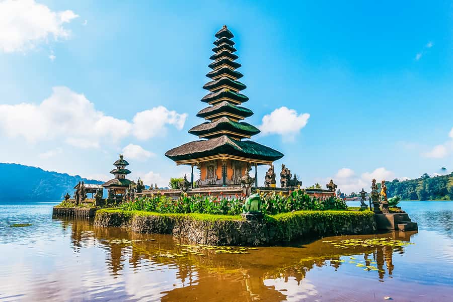 North Bali: Sunrise Tour with Dolphins, Waterfalls & Temples - Ulundanu Bratan Temple offers Bali’s most unusual backdrop