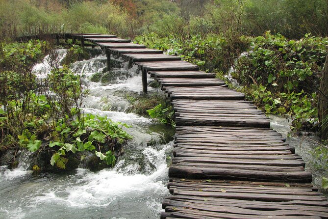 Plitvice Lakes Guided Tour - The Lower Lakes route, canyon walls and moving water