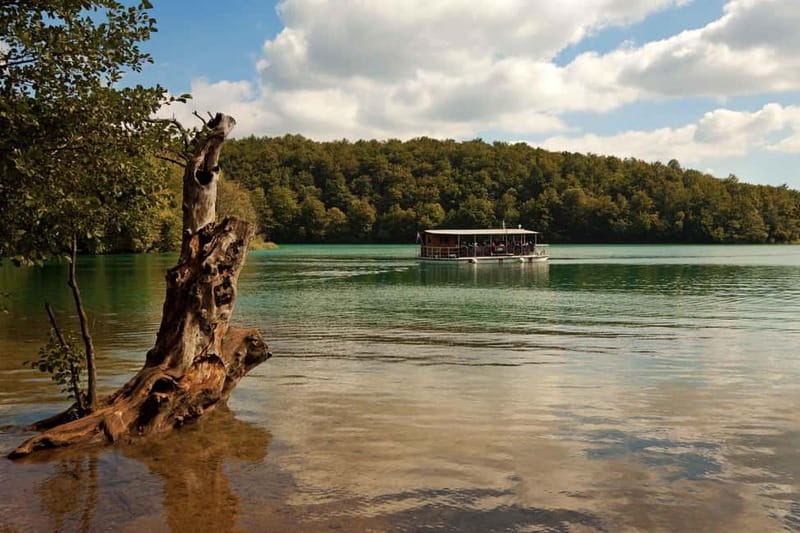 Plitvice Lakes: Guided Walking Tour with Bus and Boat Ride - Short breaks that keep the route manageable