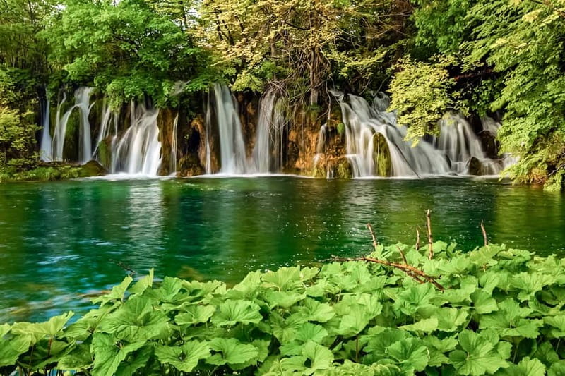 Plitvice Lakes: Guided Walking Tour with Bus and Boat Ride - What guides add for your money