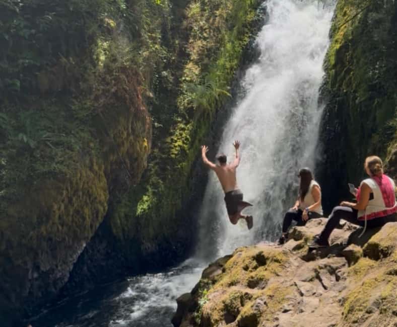 Portland: Multnomah Falls Sunset Guided Tour of 5 Waterfalls - Wahkeena Falls brings in the forest walk