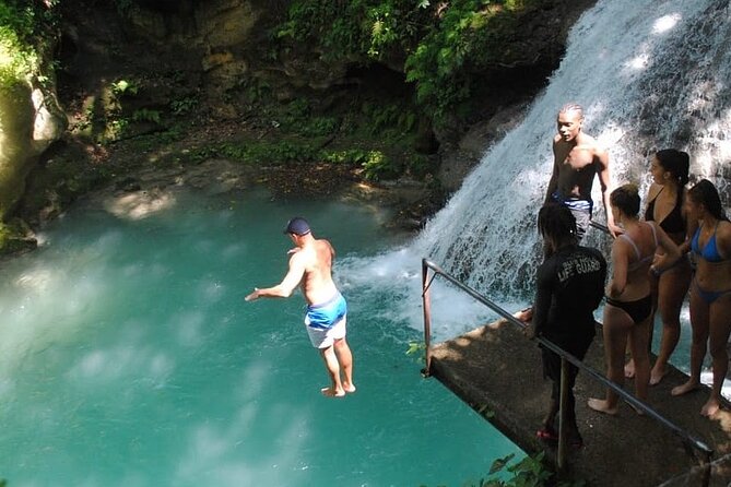 Private Transport to River Tubing or Rafting and Blue Hole combo - Choosing between rafting, tubing and Dunn’s River