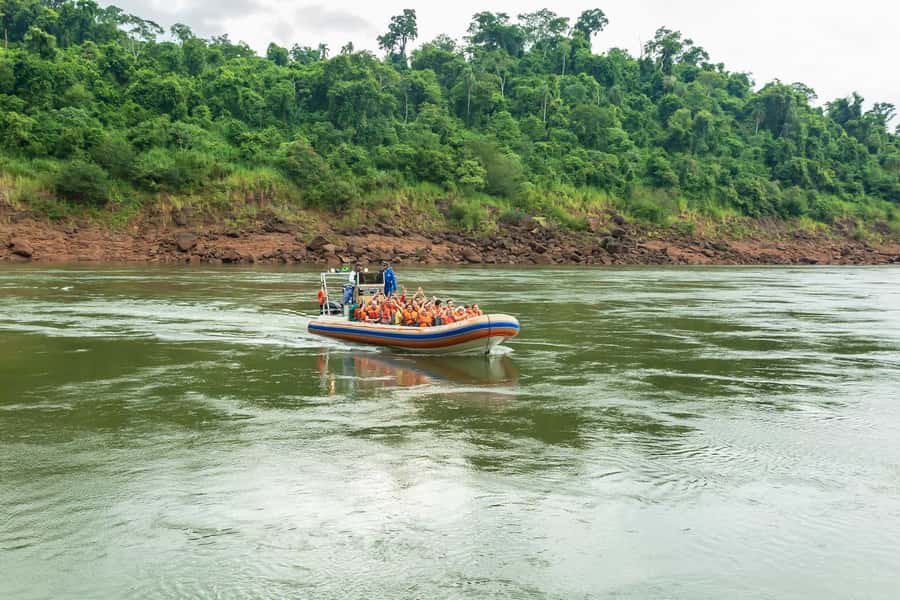 Puerto Iguazu: Iguazu Falls Boat Tour and Gran Aventura - What happens at Porto Macuco