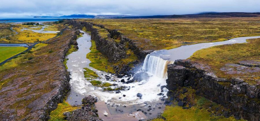 Reykjavik: Golden Circle & Waterfalls in Chinese冰岛黄金圈中文一日团 - Kerið crater opens the day with color