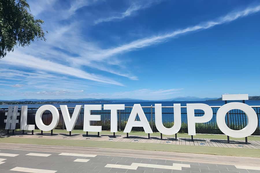 Rotorua & Taupo DayTour Waiotapu & Huka Falls from Auckland - Food, comfort, and the long return to Auckland