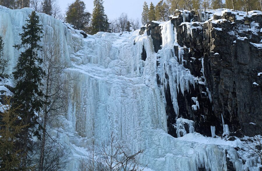 Rovaniemi: Korouoma Frozen Waterfalls Hike & Hot BBQ Lunch - Getting dressed for Korouoma’s winter trail