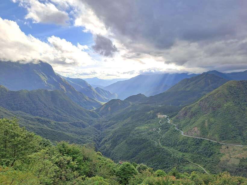 Sapa: Love Silver Waterfall, LonelyTree in Heaven-Rice Field - Silver Waterfall and the mountain road