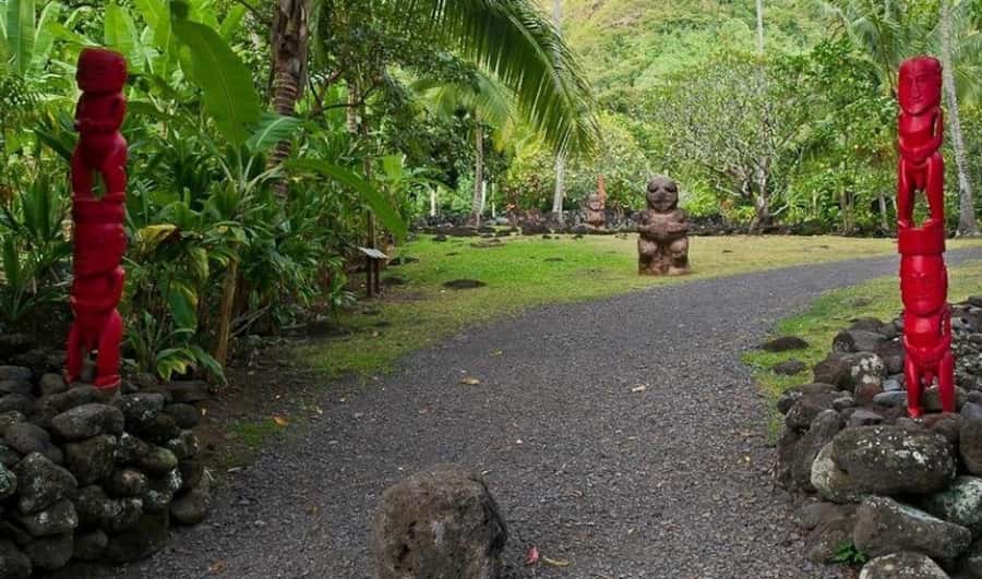 Tahiti: West and East Coast Island Tour with Waterfalls - Vaipahi Water Gardens slow the pace