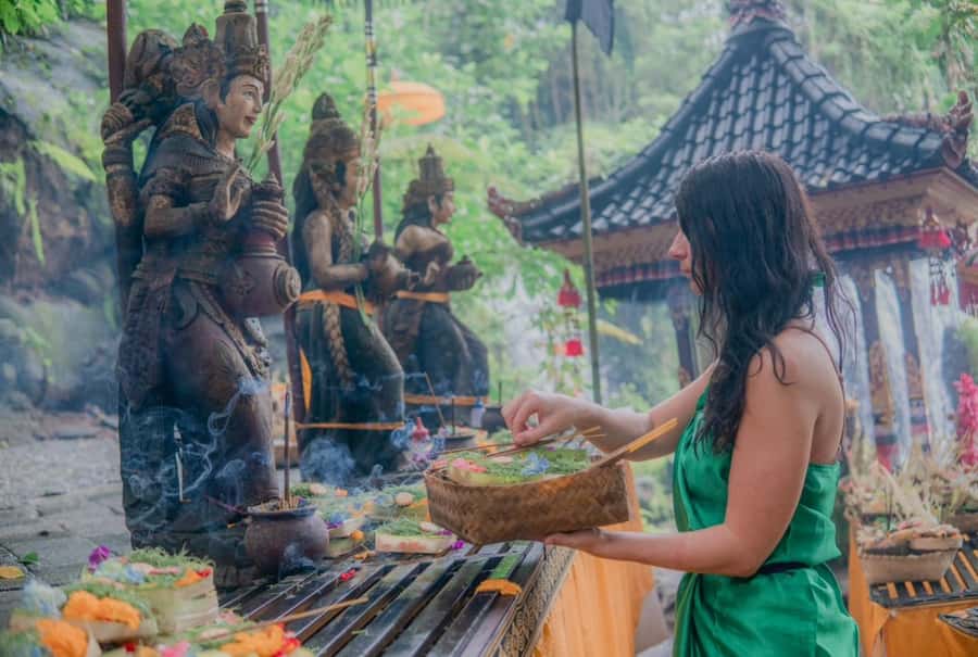 Taman Beji Griya Waterfall: Holy Bathing/Soul Retreat Ritual - The guides, photographs, and pace