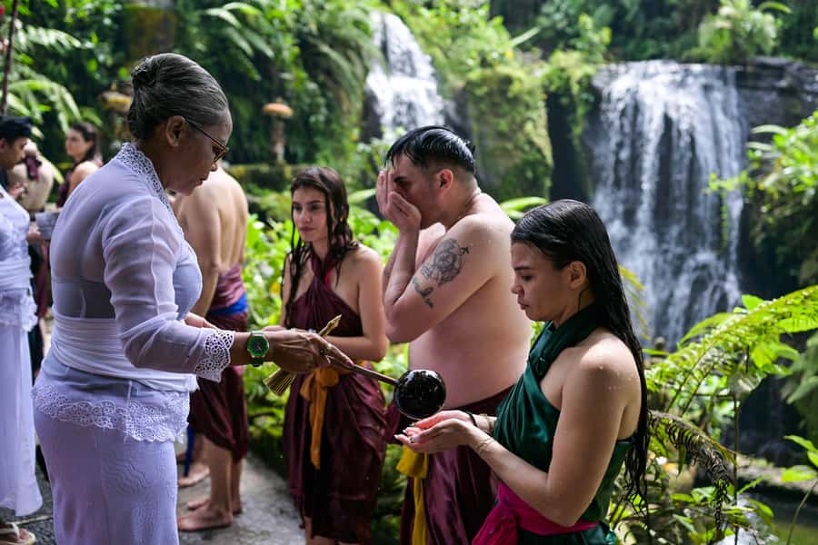 Taman Beji Griya Waterfall: Holy Bathing/Soul Retreat Ritual - Practical packing advice