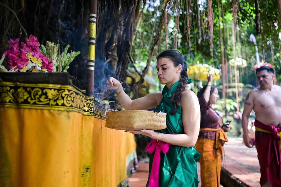 Taman Beji Griya Waterfall: Holy Bathing/Soul Retreat Ritual - Changing, preparing, and receiving the offerings