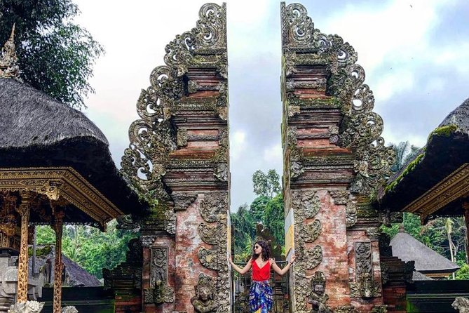 Tanah Lot Temple, Waterfall & Ubud Tour (Private & All-Inclusive) - Tanah Lot at the coast, the day’s big finish