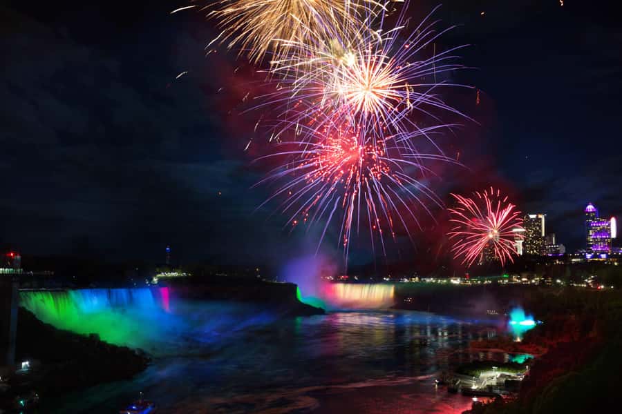 Toronto to Niagara Falls: Evening Tour with Cruise & lights - Why an evening at Niagara Falls works so well