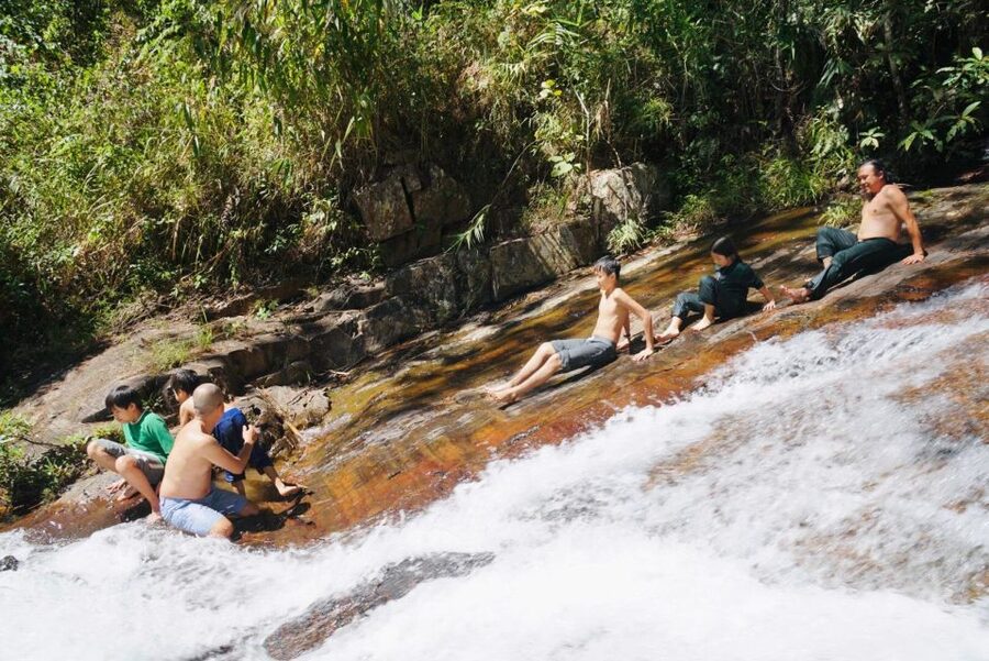 Trekking to Hidden Waterfall & Sturgeon Farm for dog-lovers - Reaching the private waterfall