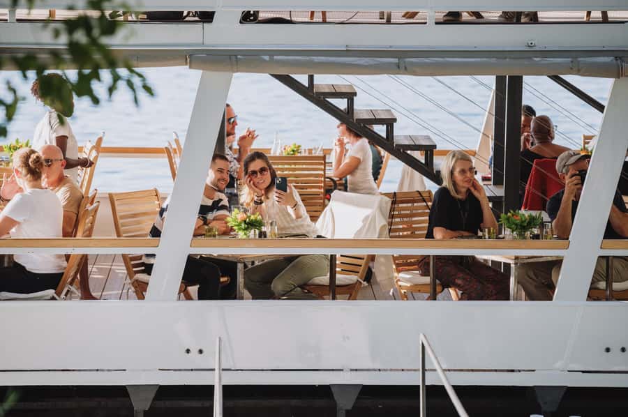 Victoria Falls: Dinner Cruise on the Zambezi River - Included drinks and the evening atmosphere