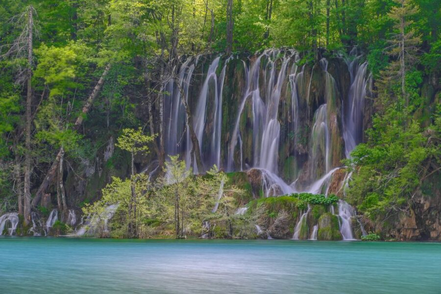 Zadar: Plitvice Lakes Guided Day Tour with Tickets - Four hours among the upper and lower waterfalls