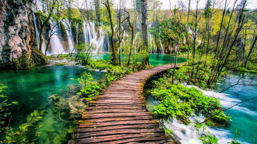 Zadar: Plitvice Lakes with Boat Ride and Zadar Old Town Tour - The best time to choose this outing